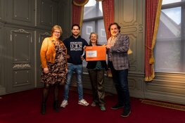 Westfries Museum en Op Roet ontvangen cheque van de Rabobank voor reizende theatervoorstelling over de Slag op de Zuiderzee