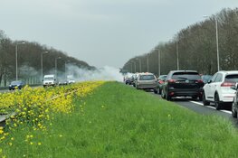 Auto in brand op A7, snelweg dicht