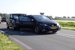 Twee auto`s total loss na botsing in Venhuizen