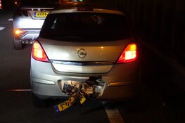 Aanhanger krijgt klapband op A7: twee gewonden