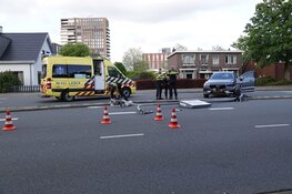 Automobilist rijdt lantaarnpaal uit de grond in Hoorn