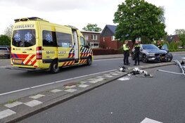 Automobilist rijdt lantaarnpaal uit de grond in Hoorn
