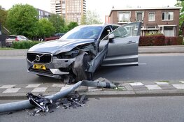 Automobilist rijdt lantaarnpaal uit de grond in Hoorn