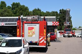 Brand in autogarage in Zwaag