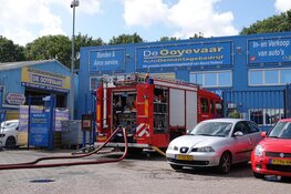Zes mensen ademen rook in bij brand in garage in Oosterblokker