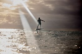 Vliegen boven water met elektrische surfplank van HydroFlyte