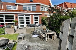 Coniferenhaag in brand in Hoorn