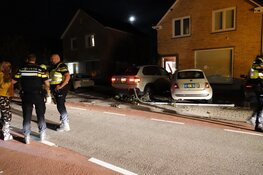 Auto knalt tegen woning in Hoogkarspel