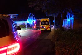 Auto knalt tegen woning in Hoogkarspel