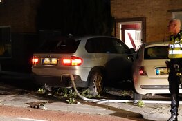 Auto knalt tegen woning in Hoogkarspel