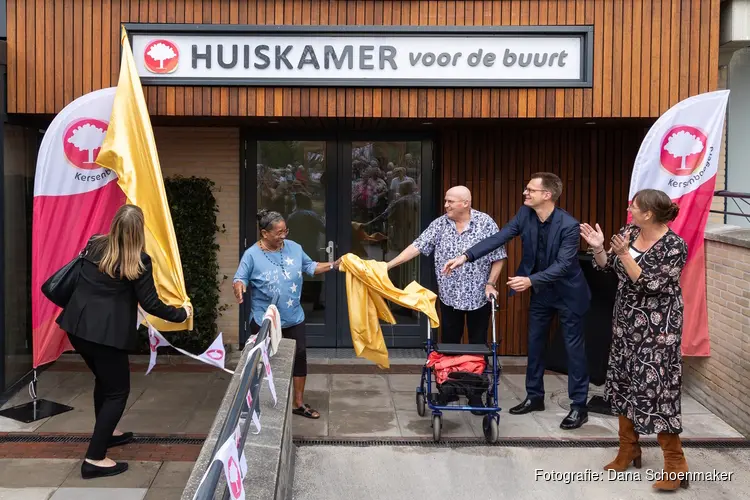 Feestelijke opening Huiskamer voor de buurt in Betsy Perk