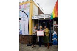 Adjunct-directeur Sociaal Werk Nederland overhandigt certificaat Kwaliteitslabel aan Stichting Netwerk