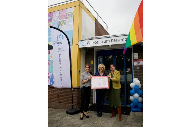 Adjunct-directeur Sociaal Werk Nederland overhandigt certificaat Kwaliteitslabel aan Stichting Netwerk