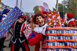 Feestelijke Sinterklaasintocht in Hoornse haven