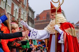 Feestelijke Sinterklaasintocht in Hoornse haven
