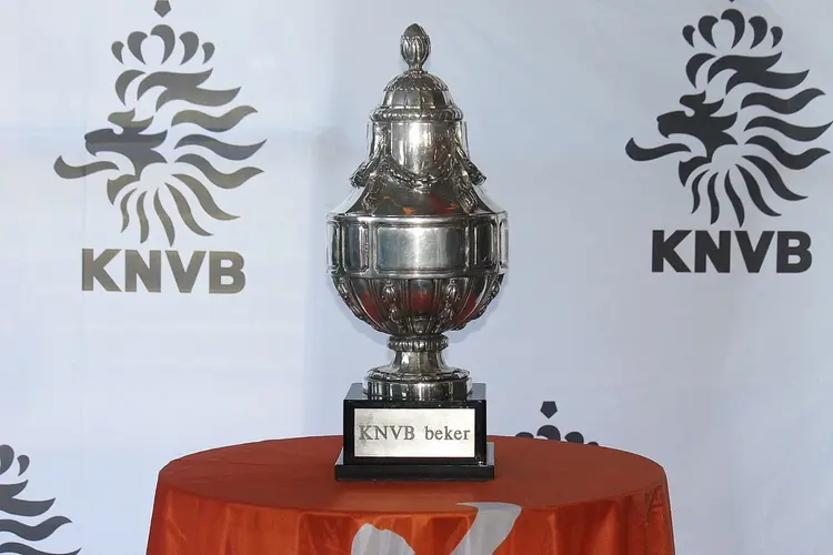 Hollandia bekert verder na nipte winst