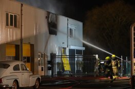 Hevige brand in bedrijfsverzamelgebouw te Zwaag