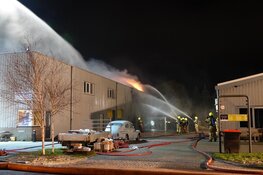 Hevige brand in bedrijfsverzamelgebouw te Zwaag