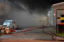 Hevige brand in bedrijfsverzamelgebouw te Zwaag
