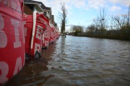 Water onverminderd hoog op Visserseiland