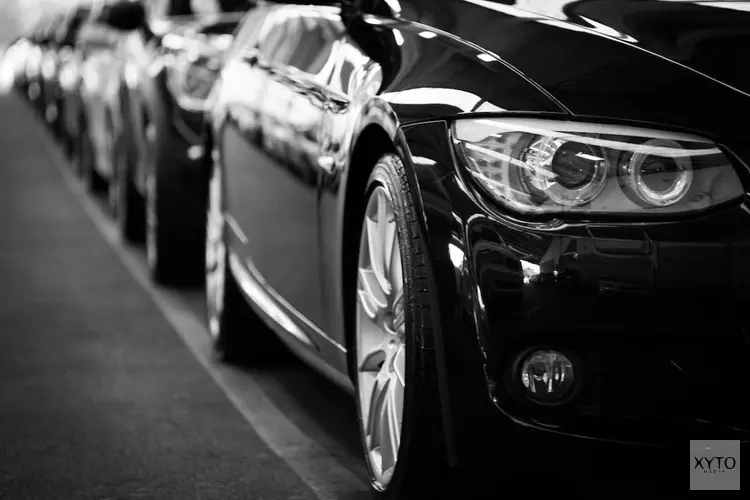 Chip tekort: Hoe het de autoproductie en prijzen beïnvloedt