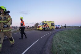 Automobilist rijdt Zuiderdijk af en belandt in ijskoude sloot