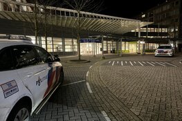Flinke vechtpartij tussen jongeren op Veemarkt, politie aanwezig bij ziekenhuis in Hoorn,