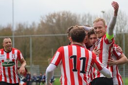 Hollandia houdt met tien man stand tegen koploper Ajax