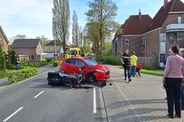 Motorrijder in aanrijding met auto in Zwaag