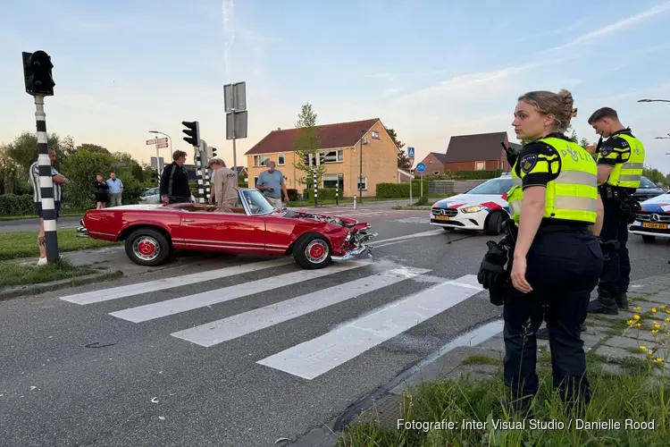 Oldtimer uit 1967 betrokken bij ongeluk in Zwaag