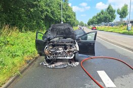 Auto in brand aan Oostergouw in Zwaag