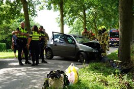 Auto tegen boom gereden in Wijdenes, twee gewonden