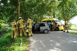 Auto tegen boom gereden in Wijdenes, twee gewonden