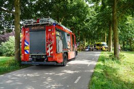 Auto tegen boom gereden in Wijdenes, twee gewonden