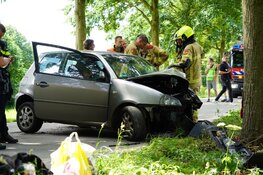 Auto tegen boom gereden in Wijdenes, twee gewonden