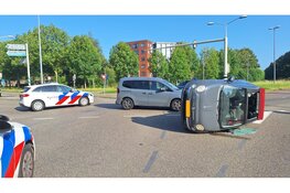 Aanrijding op IJsselweg in Hoorn: auto op z'n kant