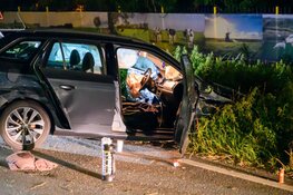 Auto crasht in Berkhout: inzittenden hebben engeltje op hun schouder