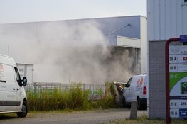 Brand bij accubedrijf in Zwaag zorgt voor veel rook en stank