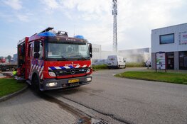 Brand bij accubedrijf in Zwaag zorgt voor veel rook en stank