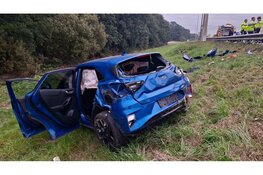 Auto over de kop op A7 bij Avenhorn