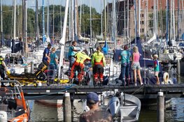 Persoon uit mast gevallen in haven Hoorn