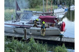 Brandweer rukt uit voor plezierjacht wat rookt in Hoorn