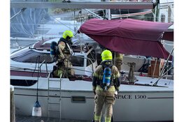 Brandweer rukt uit voor plezierjacht wat rookt in Hoorn