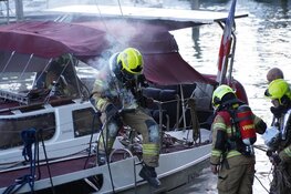 Brandweer rukt uit voor plezierjacht wat rookt in Hoorn
