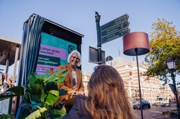 Ouderen als levend billboard naast Hoorn CS: ‘Wij zitten op jou te wachten!’