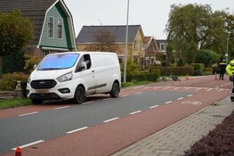 Fietser aangereden: slachtoffer met spoed naar ziekenhuis en weg afgesloten in Zwaag