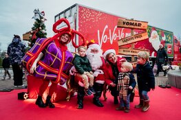 Groot feest bij Vomar Vredehofstraat met de Kersttruck vol gratis kerstpakketten en sneeuw