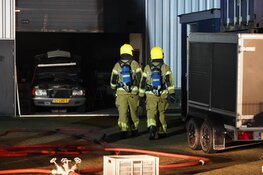 Brand in autogaragebedrijf naast vuurwerkopslag in Zwaag