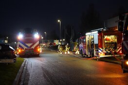 Brand in autogaragebedrijf naast vuurwerkopslag in Zwaag
