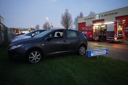 Brand in autogaragebedrijf naast vuurwerkopslag in Zwaag